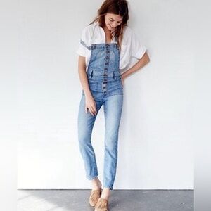 Madewell | Women’s medium blue thin chambray button front bib overalls, size XS